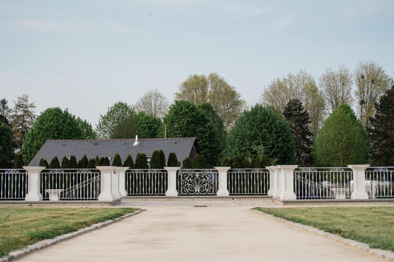 לינה וארוחת בוקר Tinténiac Domaine Les Jardins Darsene מראה חיצוני תמונה